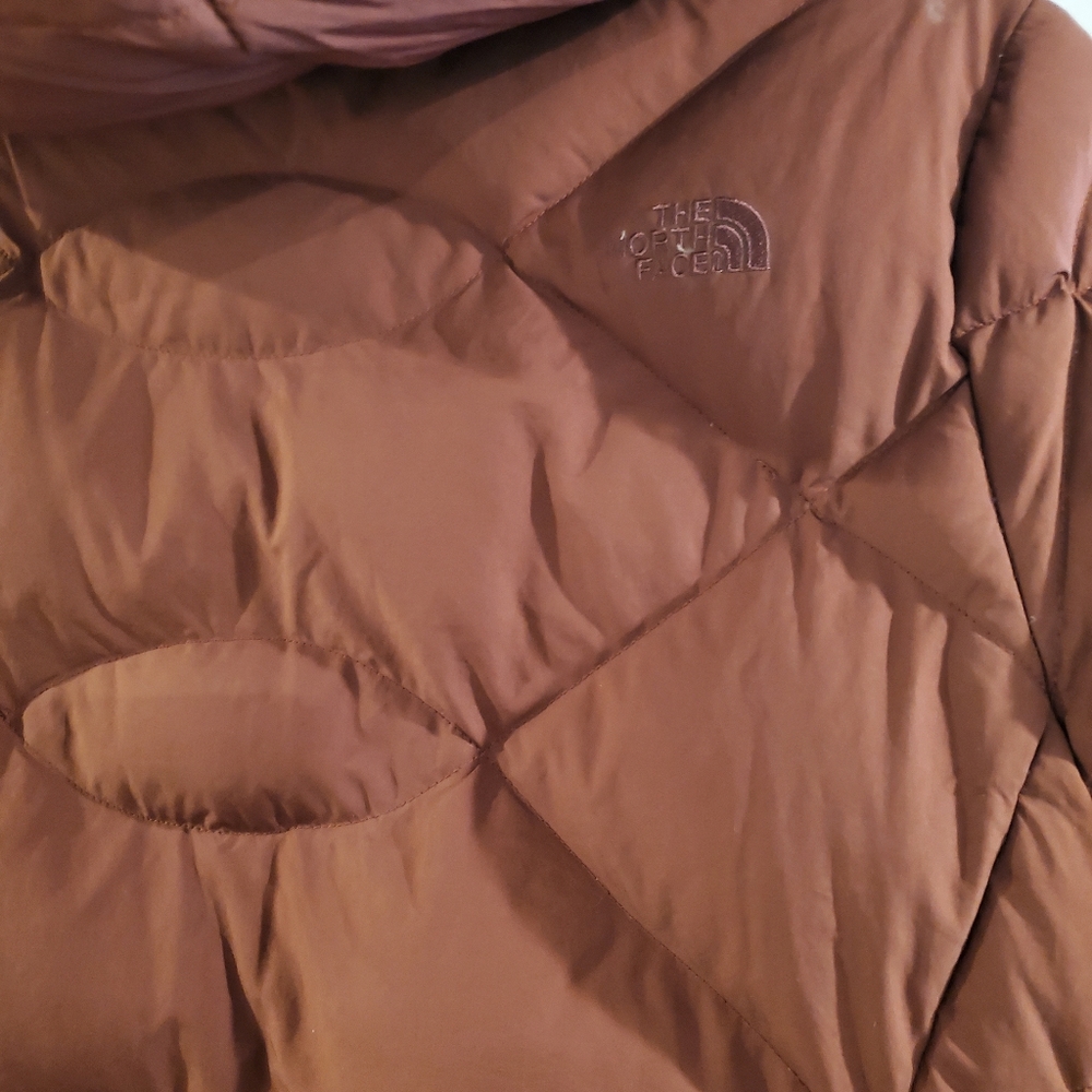 Used size Medium NORTHFACE burgundy women's puffer coat
